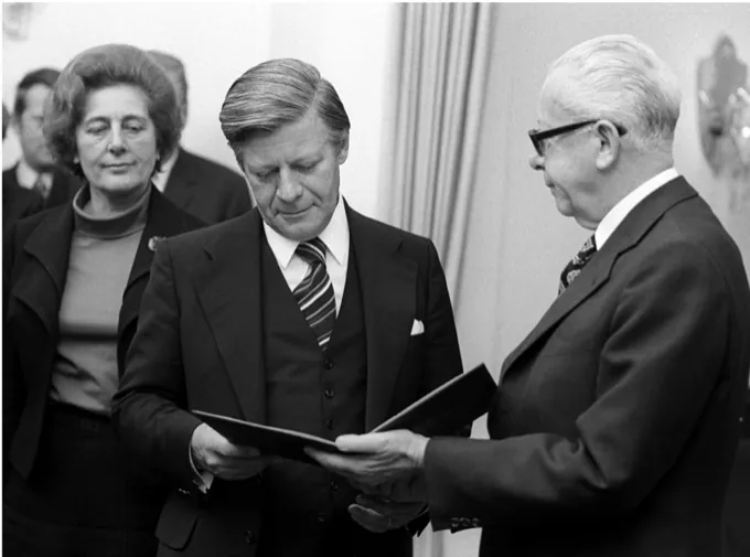 Abbildung zu Einbürgerungstest Frage 70: Der deutsche Bundespräsident Gustav Heinemann gibt Helmut Schmidt…